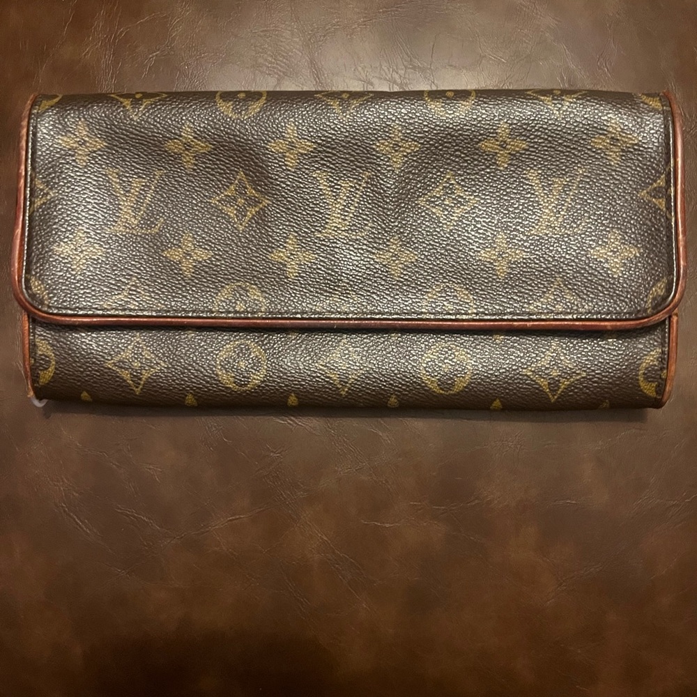 Super loved authentic Louis Vuitton clutch